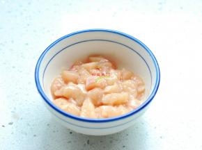 这一步来处理鸡肉。鸡胸肉清洗干净切成小丁，放入碗中，加入盐1小勺、料酒1勺、胡椒粉少许，清水3勺，顺着一个方向搅拌均匀。表面封上一层食用油，防止水分蒸发。