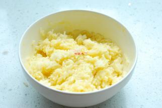 这一步来处理剩米饭，鸡蛋打碎放入剩米饭中，搅拌均匀，让蛋液包裹住每一粒米饭。再加入花椒粉一点点、盐3克，糖2克，搅拌均匀待用。