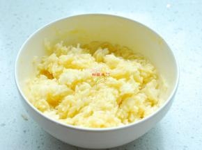 这一步来处理剩米饭，鸡蛋打碎放入剩米饭中，搅拌均匀，让蛋液包裹住每一粒米饭。再加入花椒粉一点点、盐3克，糖2克，搅拌均匀待用。