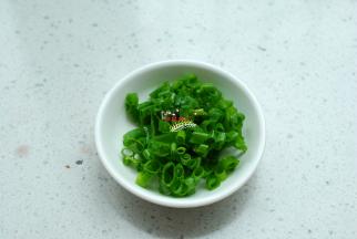 小香葱清洗干净，切碎待用。没有小香葱也可以用大葱切成碎代替。