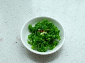 小香葱清洗干净，切碎待用。没有小香葱也可以用大葱切成碎代替。