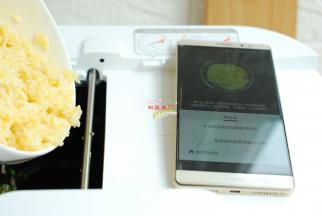 第一步投料翻炒完成后会提示投放第二步骤的食材。第二步把鸡丁放进锅里。第三步把蛋液拌好的剩米饭放进锅里，继续自动翻炒。