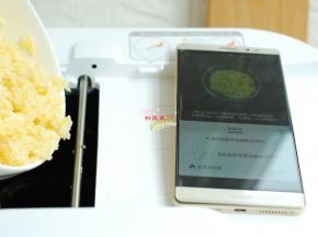 第一步投料翻炒完成后会提示投放第二步骤的食材。第二步把鸡丁放进锅里。第三步把蛋液拌好的剩米饭放进锅里，继续自动翻炒。