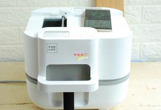 准备好饭来自动炒菜机，通上电。如果你没有自动炒菜机，也可以用普通炒锅来炒，只是饭来炒菜机省油省事儿，不用受油烟之苦。