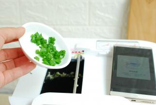 最后一步加入小香葱碎，约50秒翻炒结束后就可以出锅了。