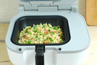 时间到了。打开盖子，哇~喷喷香啊！五彩缤纷，色彩丰富，营养齐全的鸡丁蛋炒饭，太诱人了！