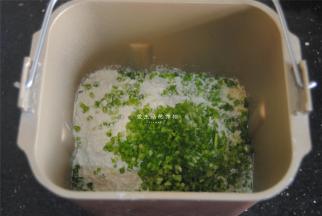 1，香葱切碎，将除肉松以外的食材全部混合放入面包桶内启动和面键