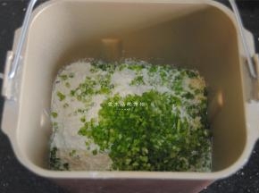 1，香葱切碎，将除肉松以外的食材全部混合放入面包桶内启动和面键