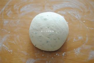2，揉成光滑的面团即可，大约用时25分钟，天气热，需要用冰水