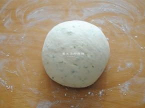 2，揉成光滑的面团即可，大约用时25分钟，天气热，需要用冰水