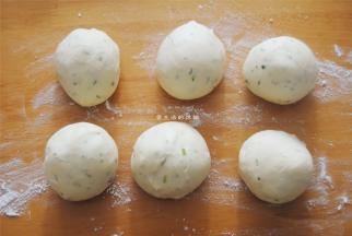 3，将面团平均分成6等分