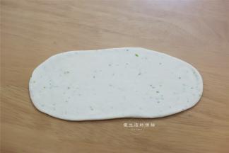 4，取一份擀成大约20CM的长舌状
