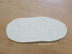 4，取一份擀成大约20CM的长舌状