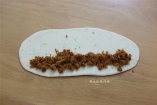 5，放上适量的肉松