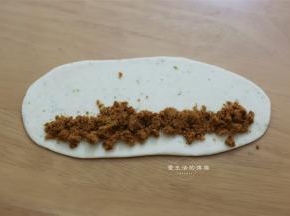 5，放上适量的肉松