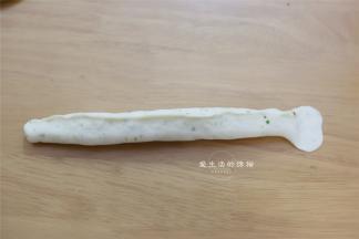 6，紧紧的卷起来，捏紧收口，稍搓一下，让其更光滑，一段压扁，卷入另一端