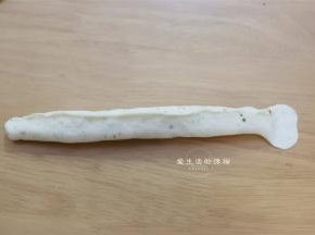 6，紧紧的卷起来，捏紧收口，稍搓一下，让其更光滑，一段压扁，卷入另一端