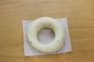 7，捏紧收口成圆形