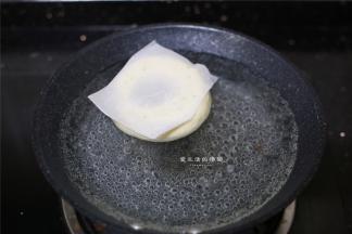 9，将白砂糖和清水混合均匀煮沸，转小火，把贝果胚放入锅内两面都煮半分钟