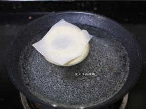 9，将白砂糖和清水混合均匀煮沸，转小火，把贝果胚放入锅内两面都煮半分钟