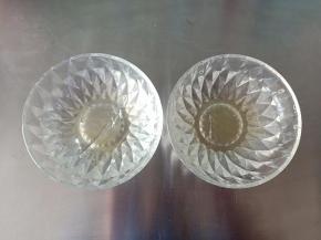 吉利丁片分成两份分别用冰水泡软