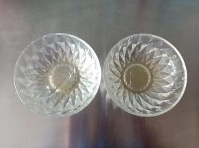 吉利丁片分成两份分别用冰水泡软