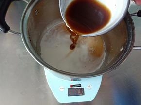 将糖和咖啡液倒入牛奶中，加热至糖融化