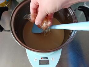 趁热加入一份吉利丁片，搅拌至融化