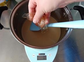 趁热加入一份吉利丁片，搅拌至融化