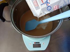 倒入40克淡奶油