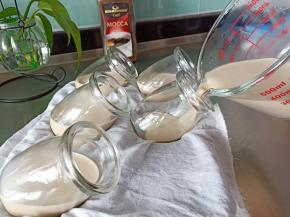 瓶子倾斜，倒入咖啡液，放冰箱冷藏至凝固