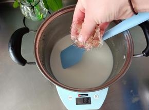 剩余牛奶加糖，加热至糖融化，趁热加入另一份吉利丁片搅拌至融化