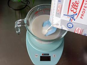 加入40克淡奶油搅拌均匀