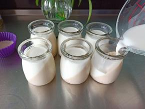 取出已凝固的咖啡奶冻，倒入牛奶液，继续放冰箱冷藏至凝固就可以开吃啦