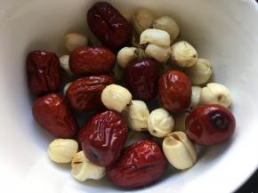 莲子、红枣清水洗净备用；