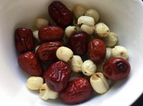 莲子、红枣清水洗净备用；