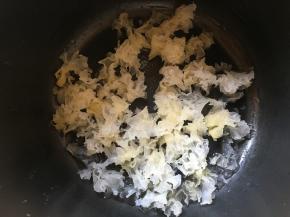 银耳去掉根部黄色部分，然后撕成小朵；