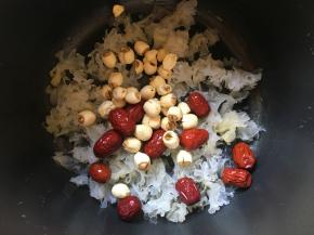 倒入红枣、莲子；