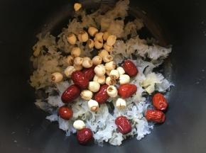 倒入红枣、莲子；