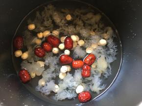 倒入2碗清水，盖过银耳莲子等，选择营养汤功能；