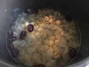 煮熟后自然放气，打开锅盖；