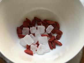 煮汤过程中，将洗净的枸杞和冰糖准备好；