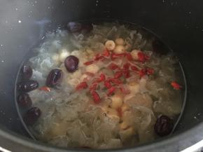 倒入准备好的枸杞、冰糖，盖上盖子收汁5分钟冰糖融化即可；