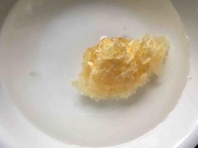 将一小块银耳放入清水中；