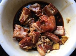 排骨洗净，用生抽、老抽、料酒、盐、糖、姜片、蒜片腌制2小时左右入味；