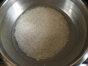 糯米清水洗净，再浸泡过夜；