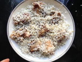 准备一碗，首先平铺一层糯米，再放入排骨；