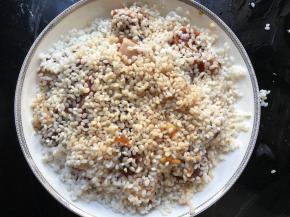 再平铺一层糯米，保证排骨被糯米覆盖；