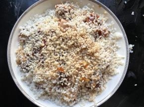 再平铺一层糯米，保证排骨被糯米覆盖；