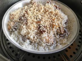 蒸锅中放入稍多的清水，将糯米排骨碗放入；